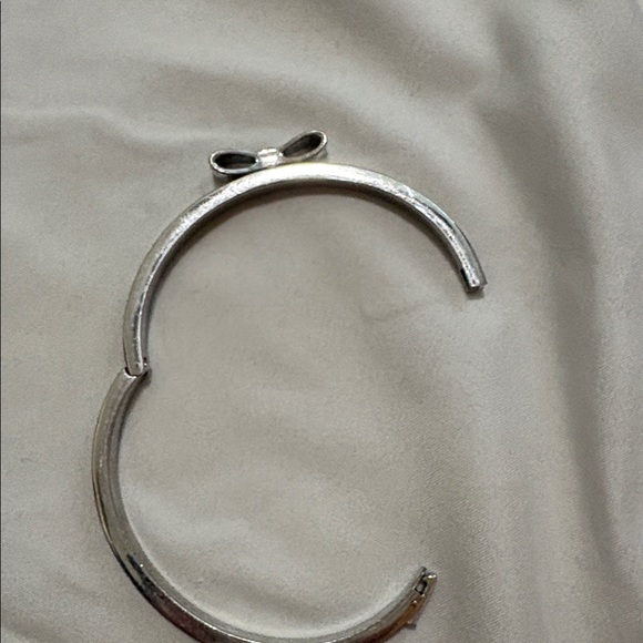 Kate Spade New York 'Ready Set Bow' hinged bangle bracelet - Picture 3 of 3